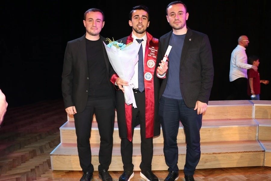 İkiz doktorların kardeşi de doktor oldu
