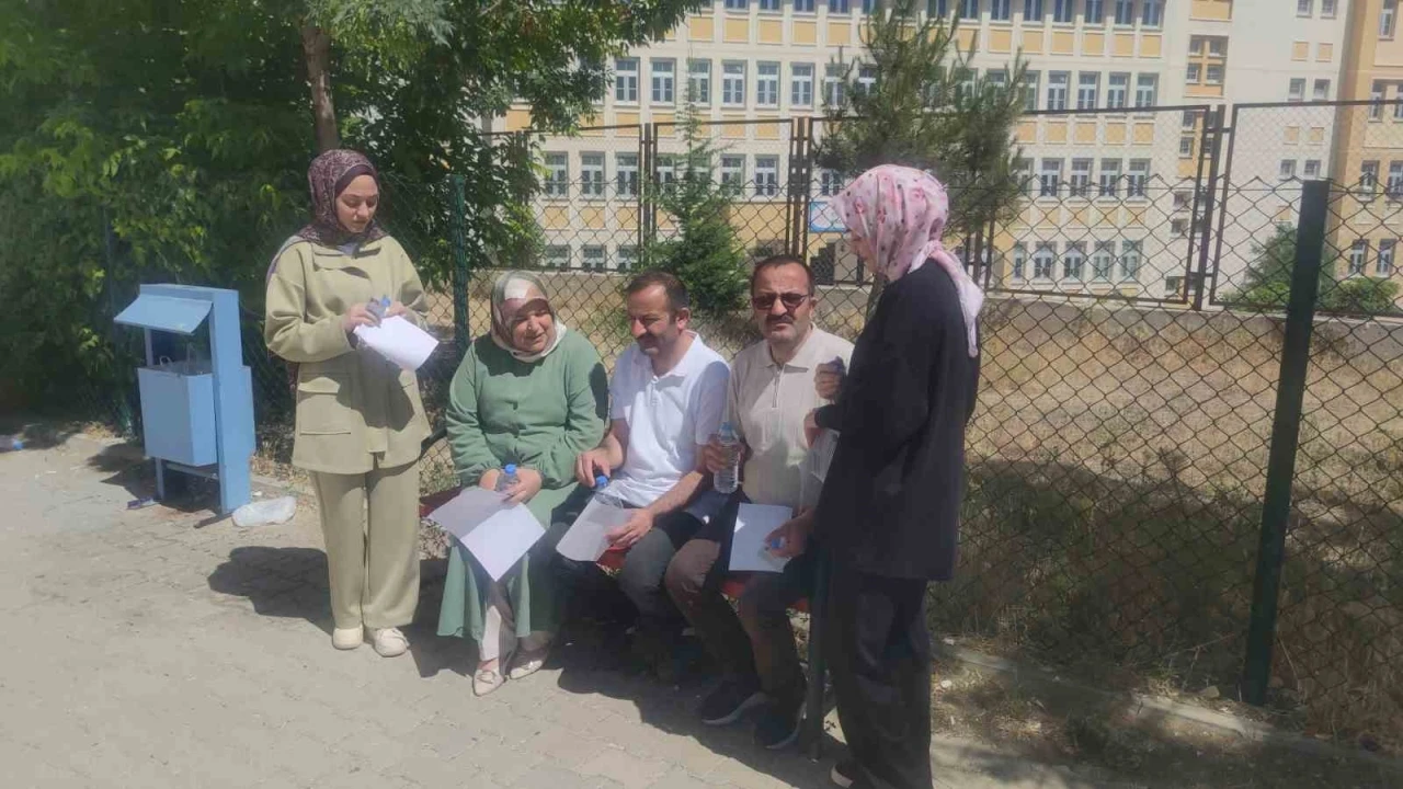 İkiz kardeşler kızlarıyla birlikte YKS’ye girdi
