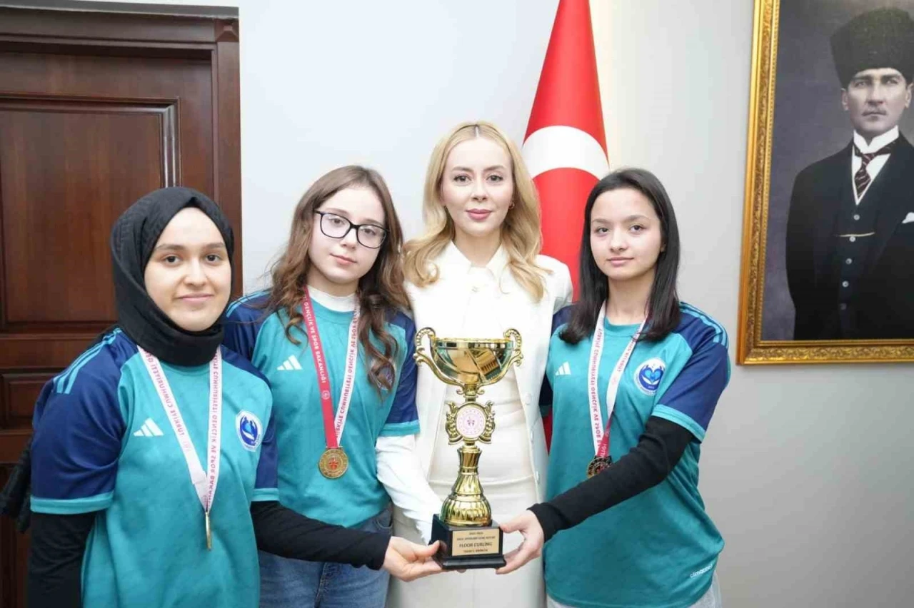 İl birincisi takım, kupayı Kaymakam Şıktaş&rsquo;a g&ouml;t&uuml;rd&uuml;
