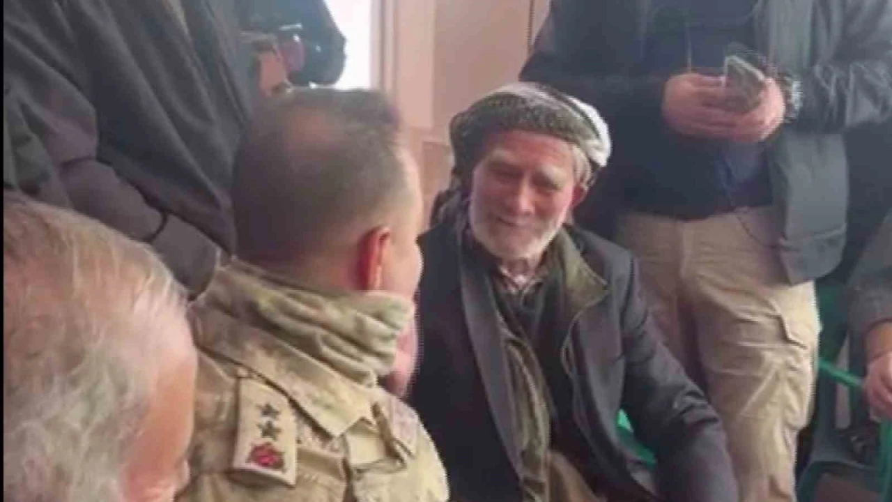 İl Jandarma Komutanı parmağındaki y&uuml;z&uuml;ğ&uuml; &ccedil;ıkartıp hediye etti, duygu dolu anlar yaşandı
