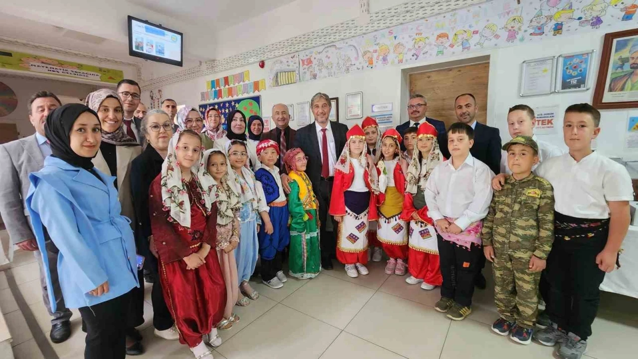 İl Milli Eğitim Müdürü Yılmaz: &quot;Bu dünyada anne, babanızın ve öğretmenlerinizin duaları sizi başarıya götürür&quot;
