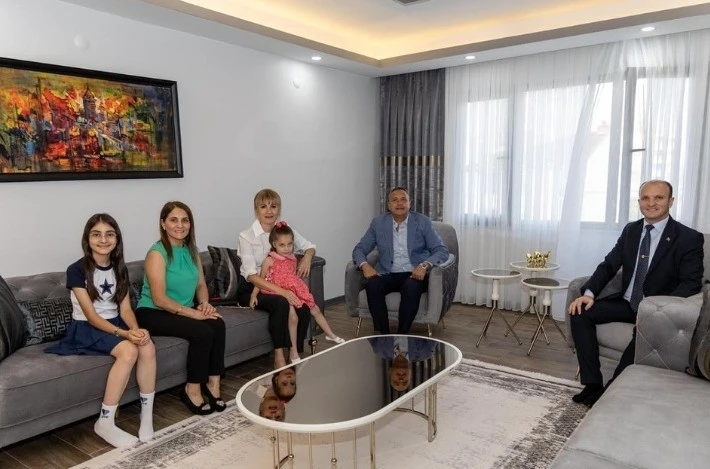 İl Müdürü Yılmaz’dan ve eşinden gazi Halil Er ve ailesine ziyaret