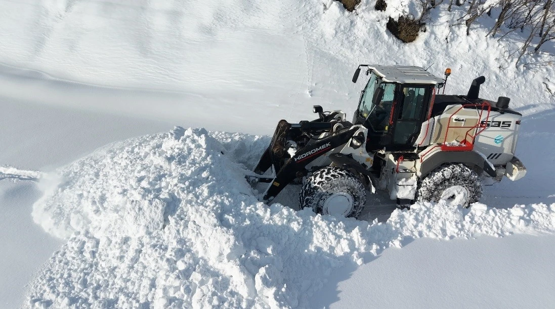 İl &Ouml;zel İdaresi&rsquo;nden P&uuml;l&uuml;m&uuml;r-Kocatepe yolunda yoğun mesai
