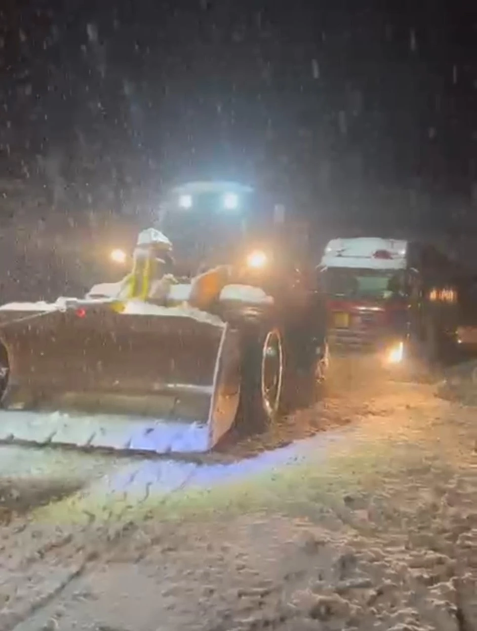 İl&ccedil;e halkı &uuml;ş&uuml;mesin diye doğalgaz tırı iş makineleri ile &ccedil;ekildi
