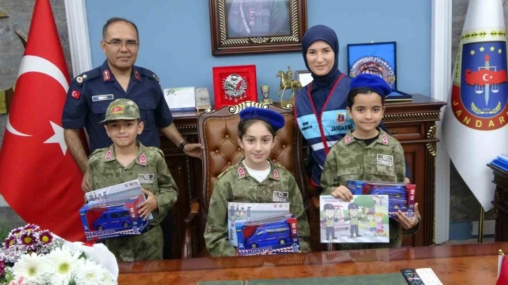 İl&ccedil;e jandarma komutanı makamını ilkokul &ouml;ğrencilerine devretti
