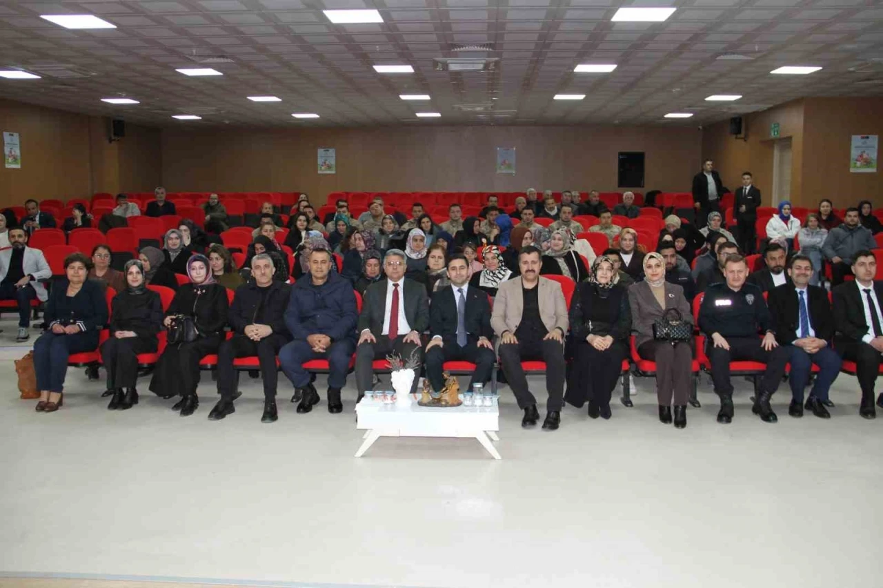 İl&ccedil;e sakinleri koruyucu aile ile &ccedil;ocuk edinme hakkında bilgilendirildi
