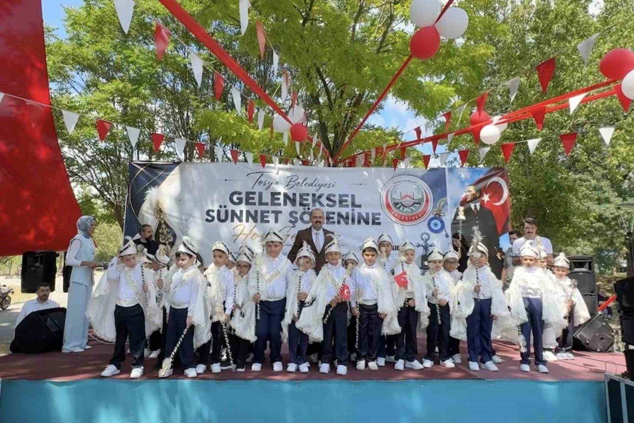 İl&ccedil;edeki &ccedil;ocuklar toplu s&uuml;nnet oldu, d&uuml;zenlenen şenlikte doyasıya eğlendi
