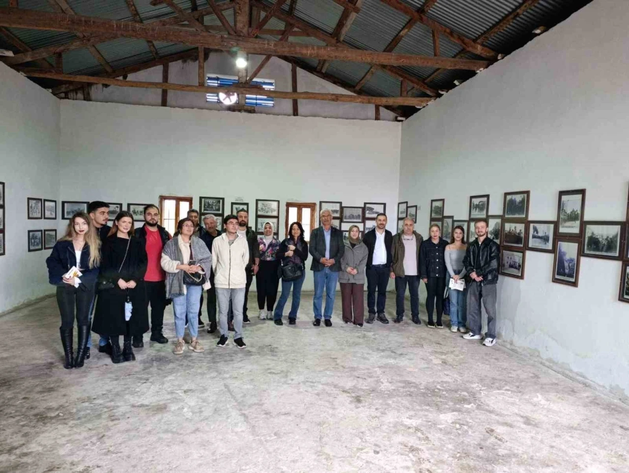İletişim Fak&uuml;ltesi &ouml;ğrencileri Kozan&rsquo;ın kurtuluşuna tanıklık eden tarihi belgeleri yerinde inceledi
