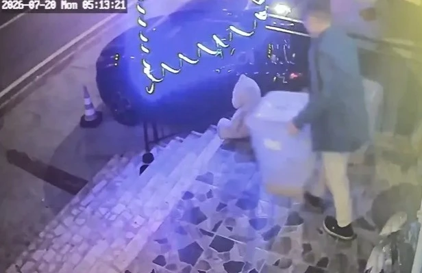 İlgin&ccedil; hırsızlık: Petshop &ouml;n&uuml;ndeki mama kutusunu &ccedil;aldı
