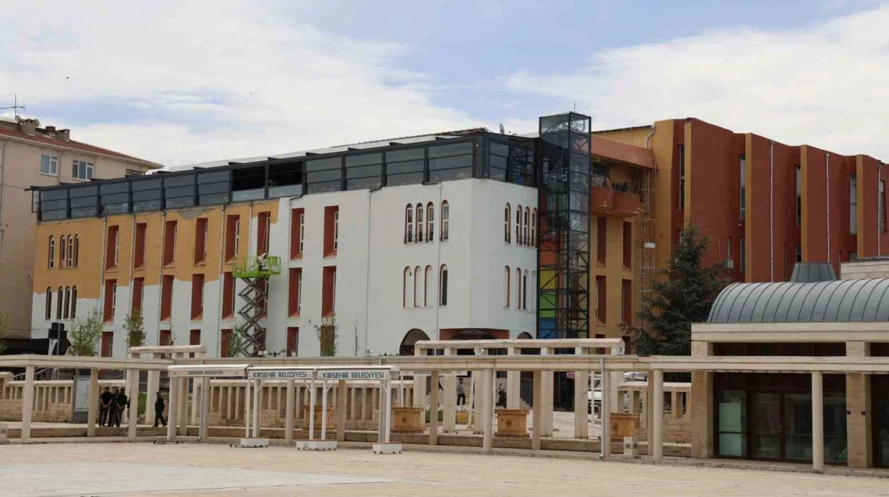 İlk AVM olan tarihi Ahi Çarşısı boyanıyor
