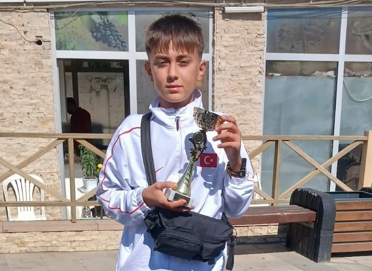 İlk kez giydiği milli formayla 5. oldu okulu tarafından ödüllendirildi

