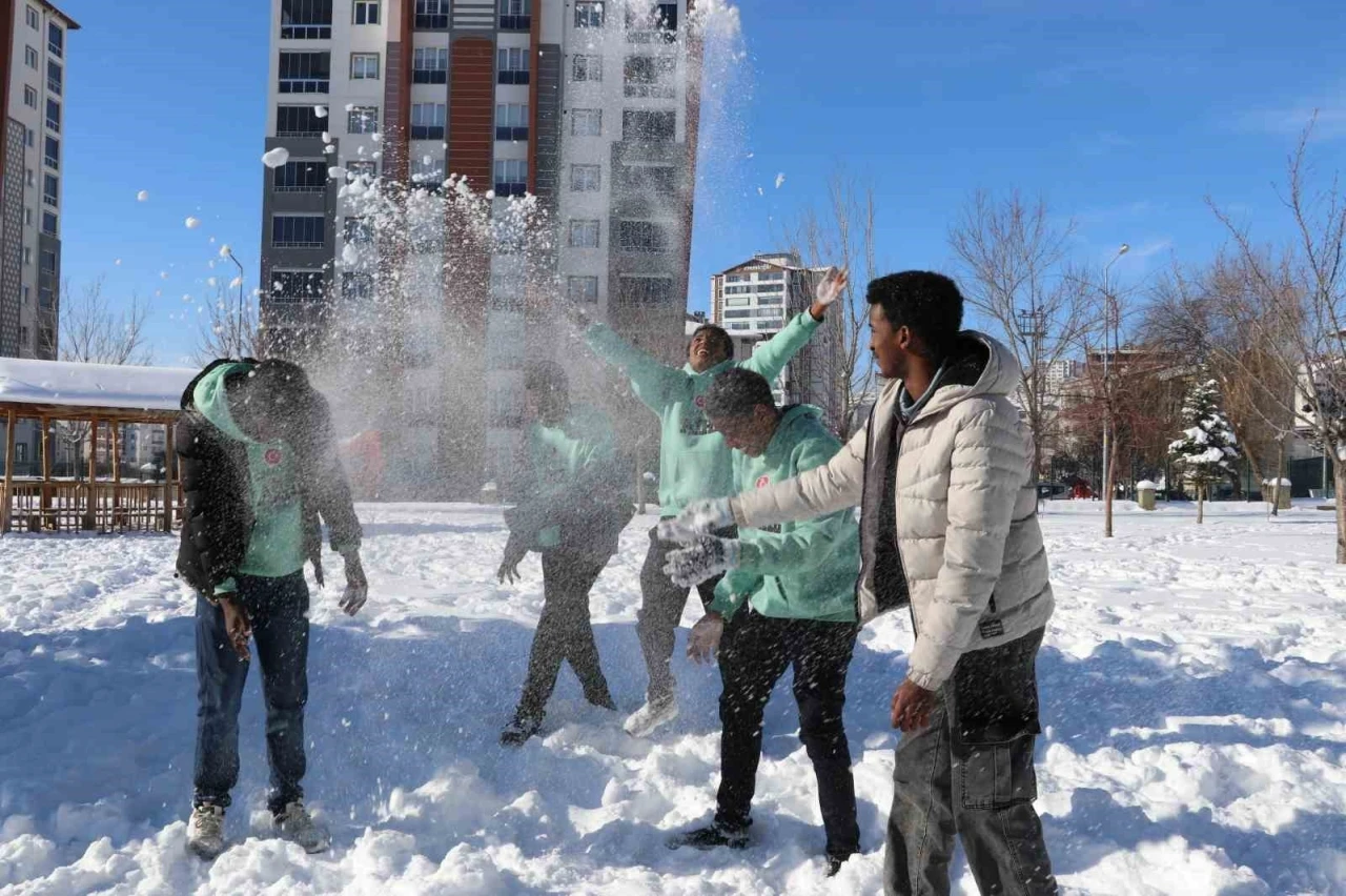 İlk kez karla tanışan Afrikalı &ouml;ğrenciler doyasıya eğlendi
