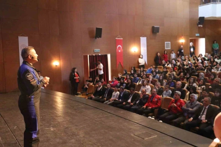 İlk Türk astronot Alper Gezeravcı öğrencilerle buluştu
