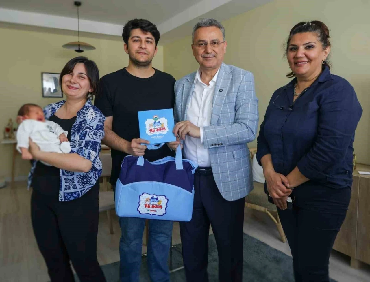 İlkadım&rsquo;da doğan 555&rsquo;inci bebeğin ilk hediyesi Başkan Kurnaz&rsquo;dan
