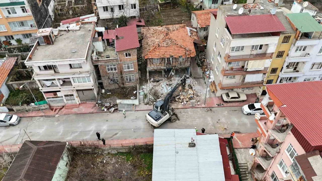 İlkadım&rsquo;da metruk yapılar bir bir yıkılıyor
