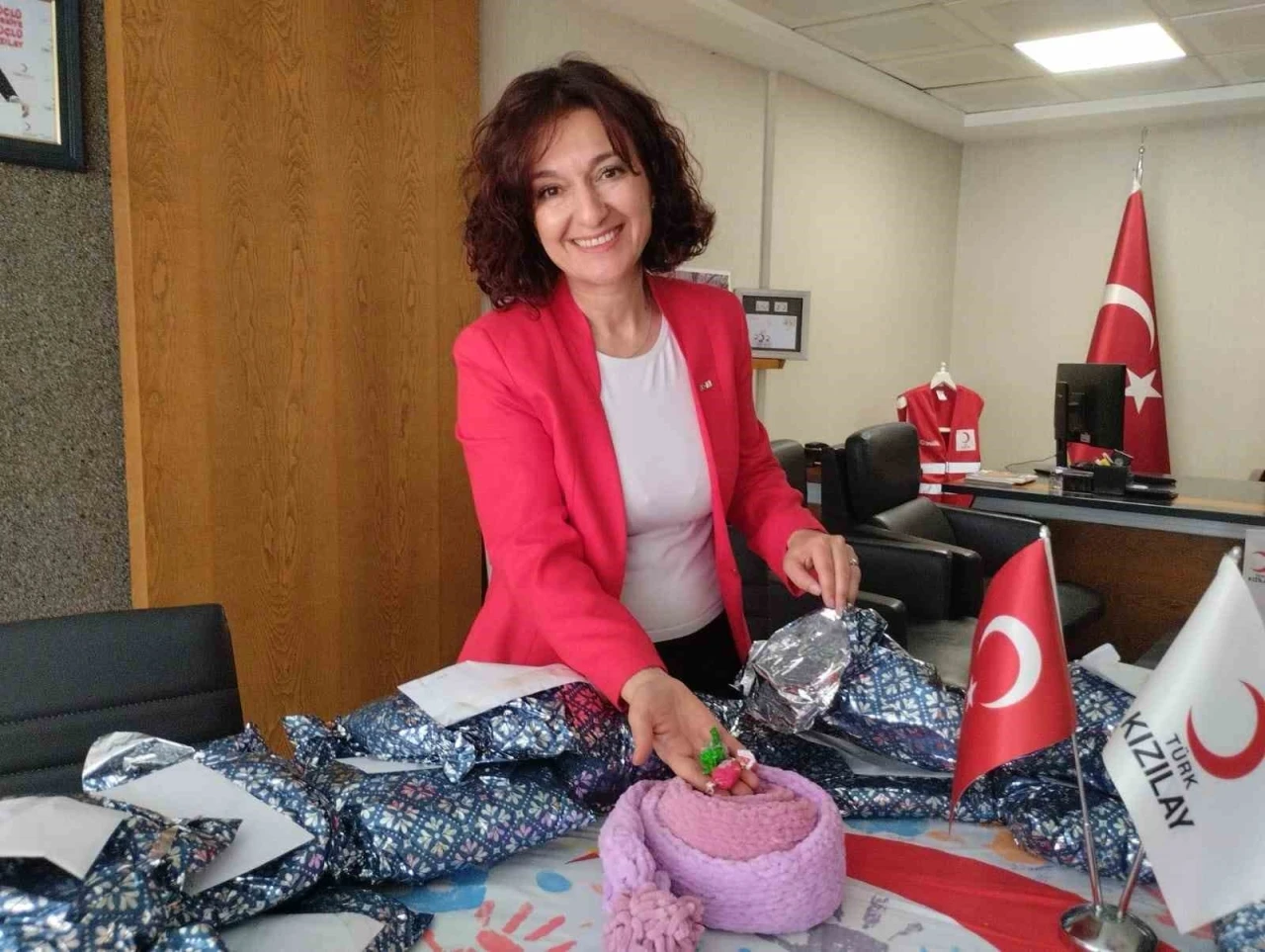 İlkokul öğrencileri depremzede arkadaşları için kaşkol ördü

