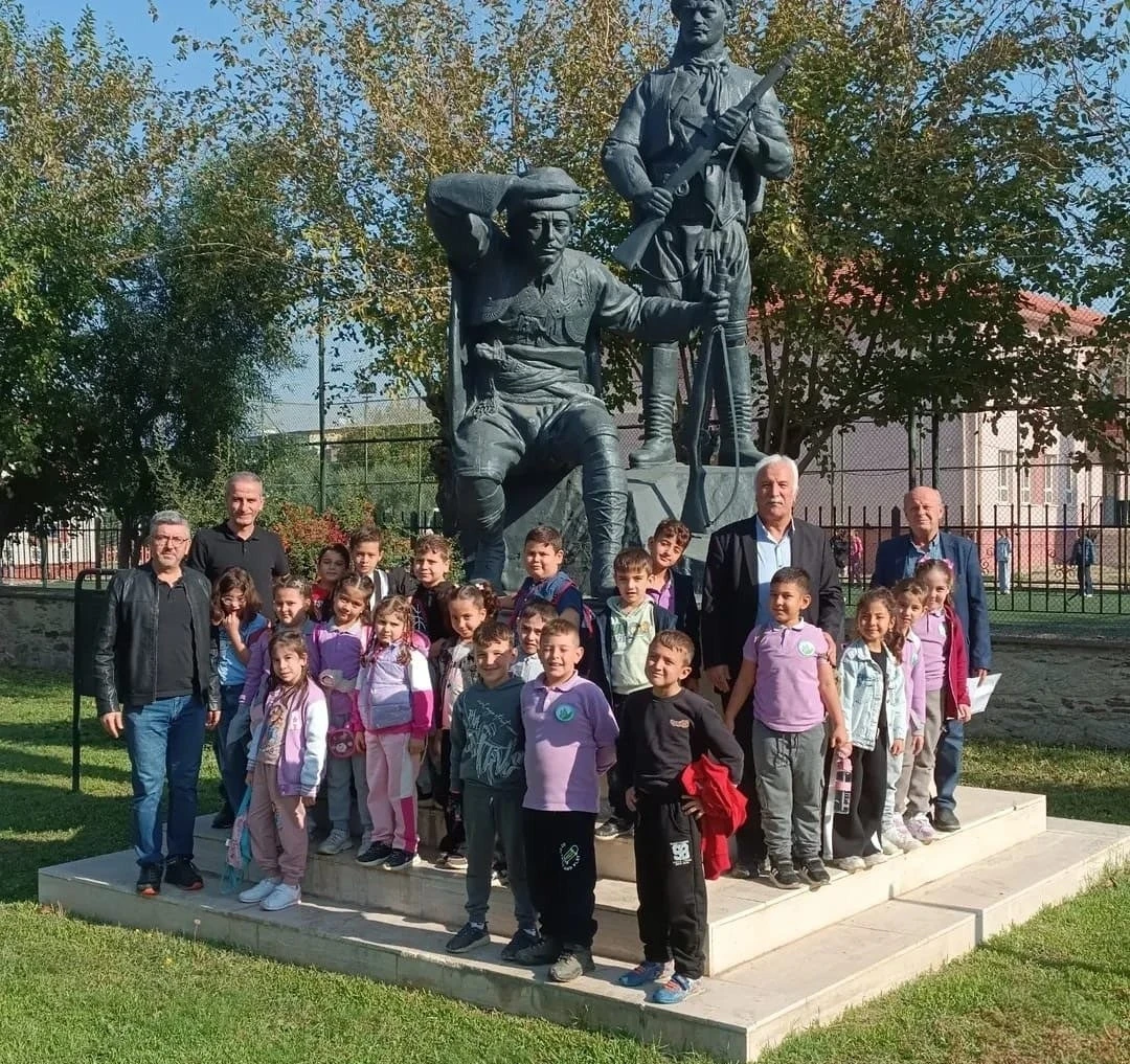 İlkokul öğrencileri Yörük Ali Efe’yi unutmadı
