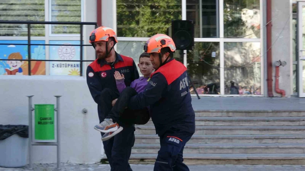 İlkokuldaki deprem tatbikatı nefes kesti