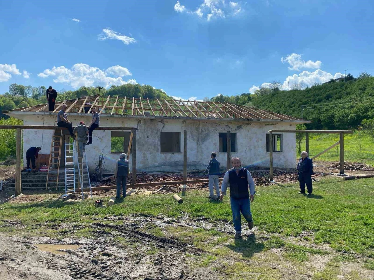 İmeceyle ihya edilen atıl okul mahallenin yeni toplanma alanı oldu
