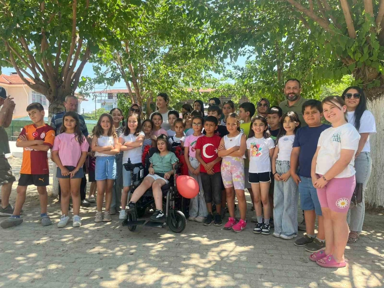 İncirliova’da öğrenciler harçlıklarını umuda dönüştürdü

