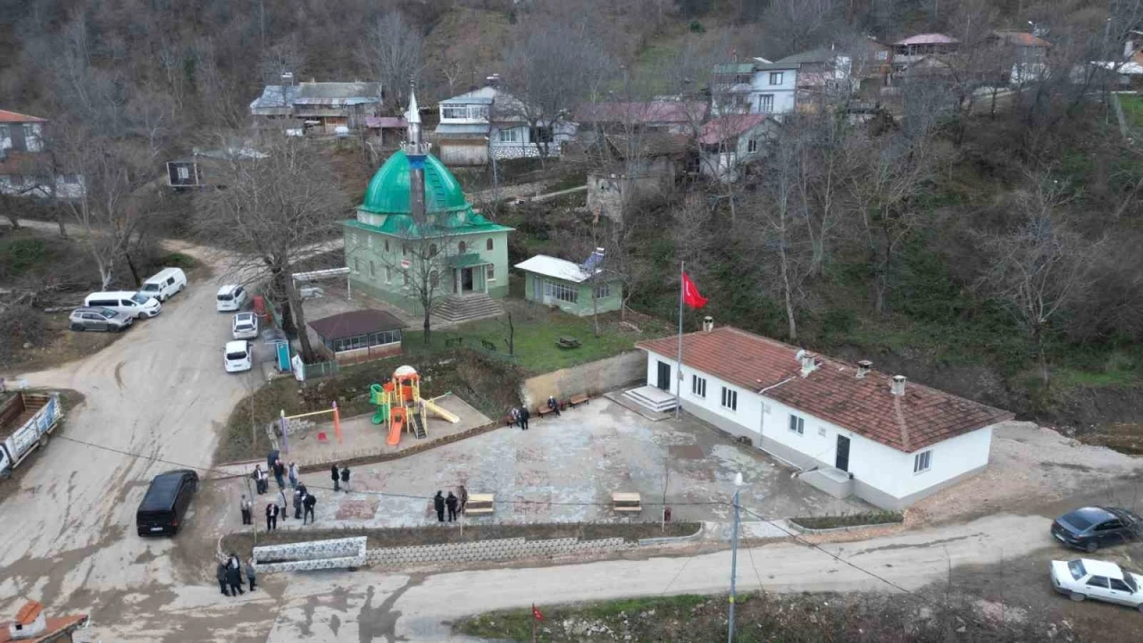 İneg&ouml;l Belediyesi&rsquo;nden İclaliye Mahallesi&rsquo;nde meydan d&uuml;zenlemesi
