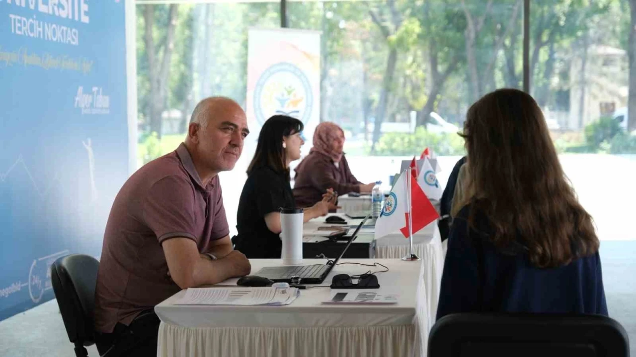 İneg&ouml;l Belediyesi&rsquo;nden &ouml;ğrencilere &uuml;cretsiz YKS tercih danışmanlığı
