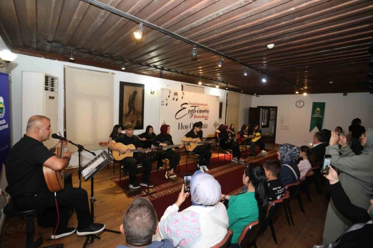 İneg&ouml;l Belediyesi&rsquo;nin gitar kursu kursiyerleri sertifikalarını aldı

