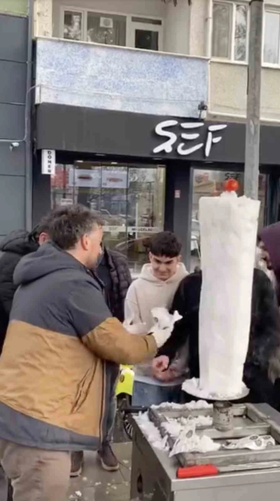 İneg&ouml;l&rsquo;de d&ouml;ner ustasından "kardan d&ouml;ner" ikramı
