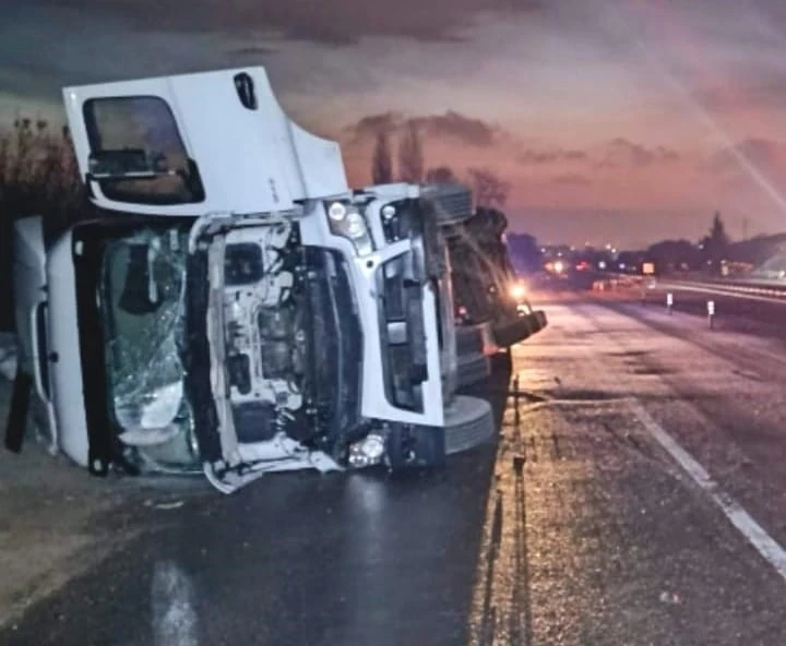 İneg&ouml;l&rsquo;de iplik y&uuml;kl&uuml; tır devrildi
