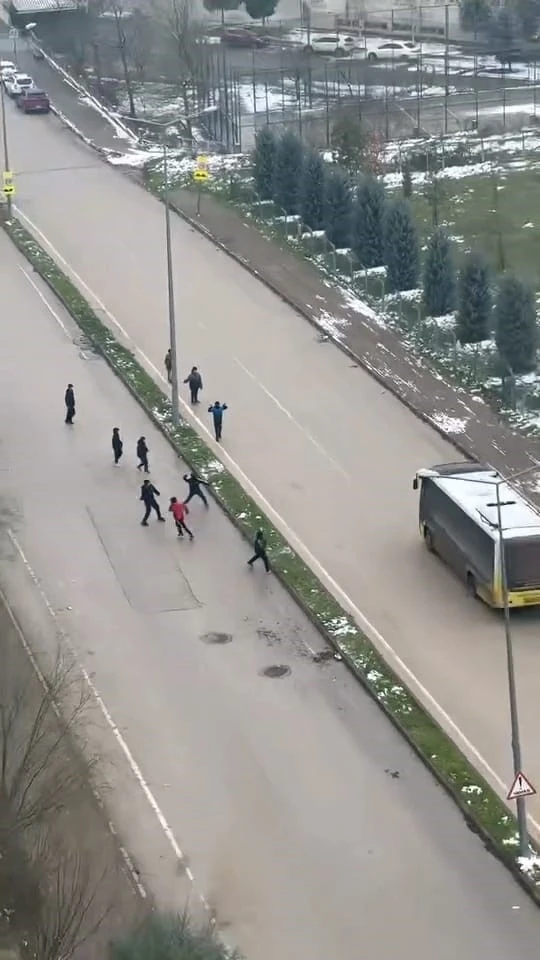 İneg&ouml;l&rsquo;de kar topu gerginliği: Otob&uuml;s şof&ouml;r&uuml; &ccedil;ocukları sopayla kovaladı
