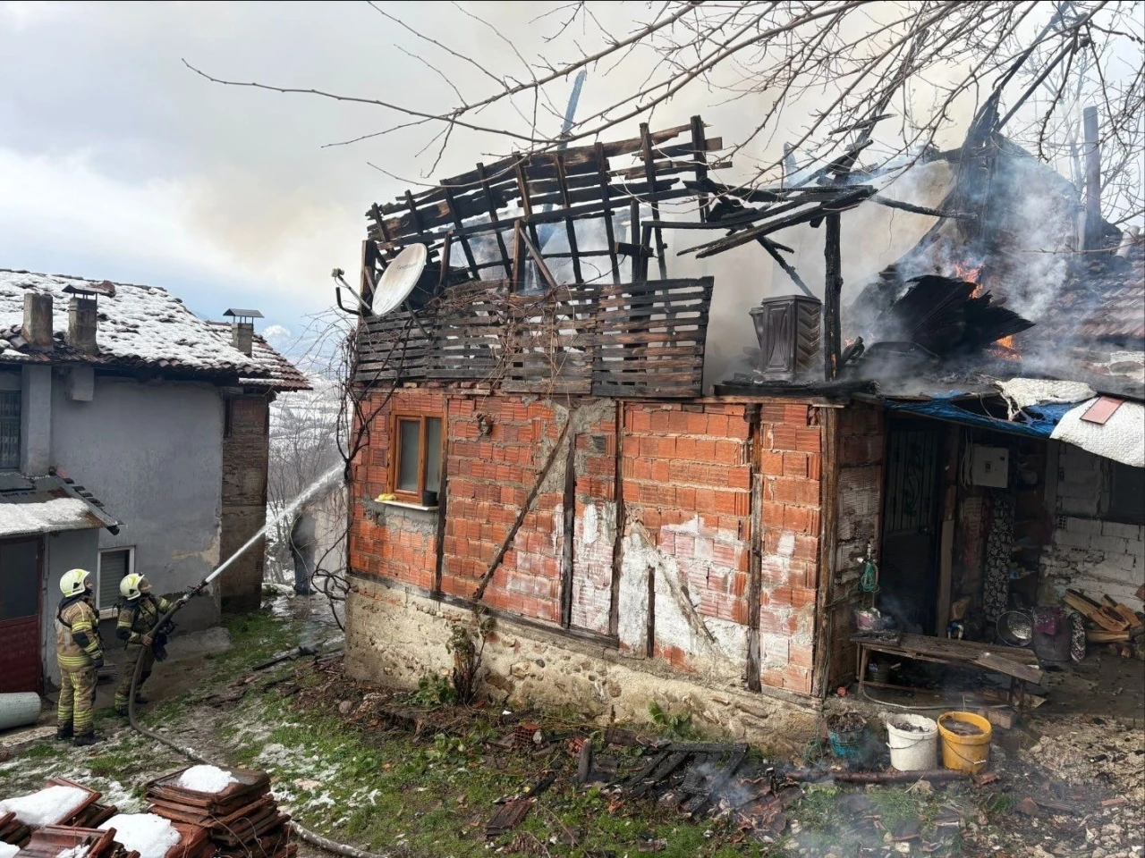 İneg&ouml;l&rsquo;de korkutan yangın: tek katlı ev k&uuml;le d&ouml;nd&uuml;
