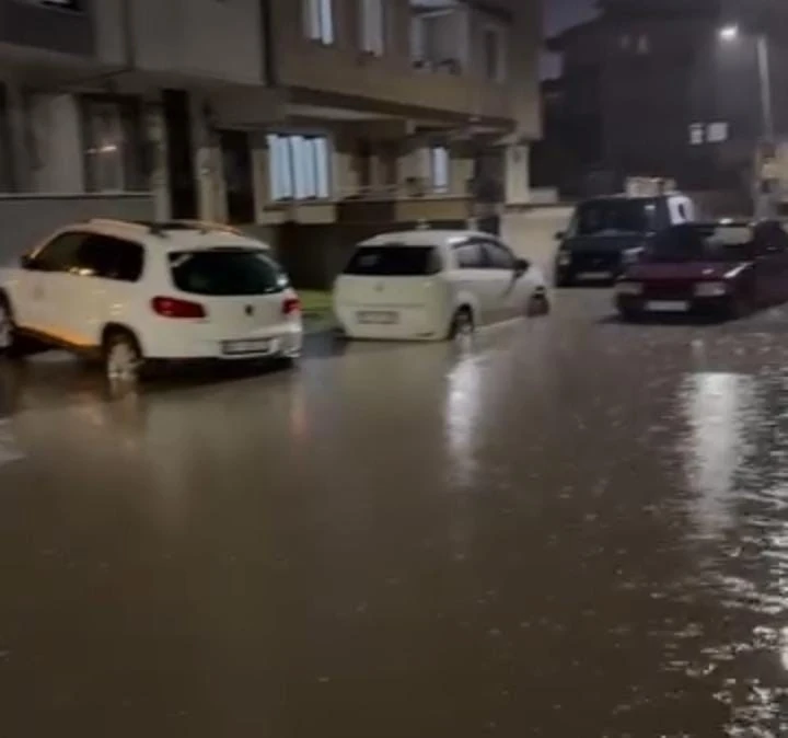 İneg&ouml;l&rsquo;de sağanak hayatı fel&ccedil; etti
