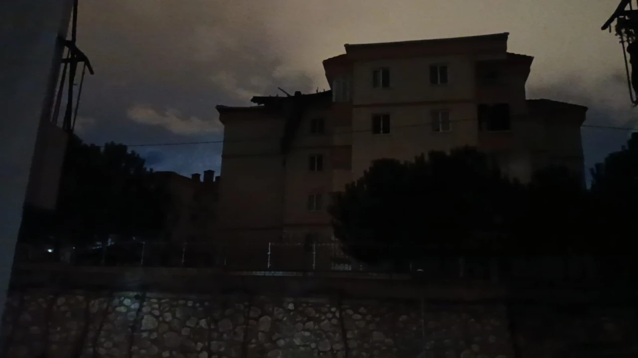 İneg&ouml;l&rsquo;de şiddetli lodos &ccedil;atıları u&ccedil;urdu, ara&ccedil;lar zarar g&ouml;rd&uuml;
