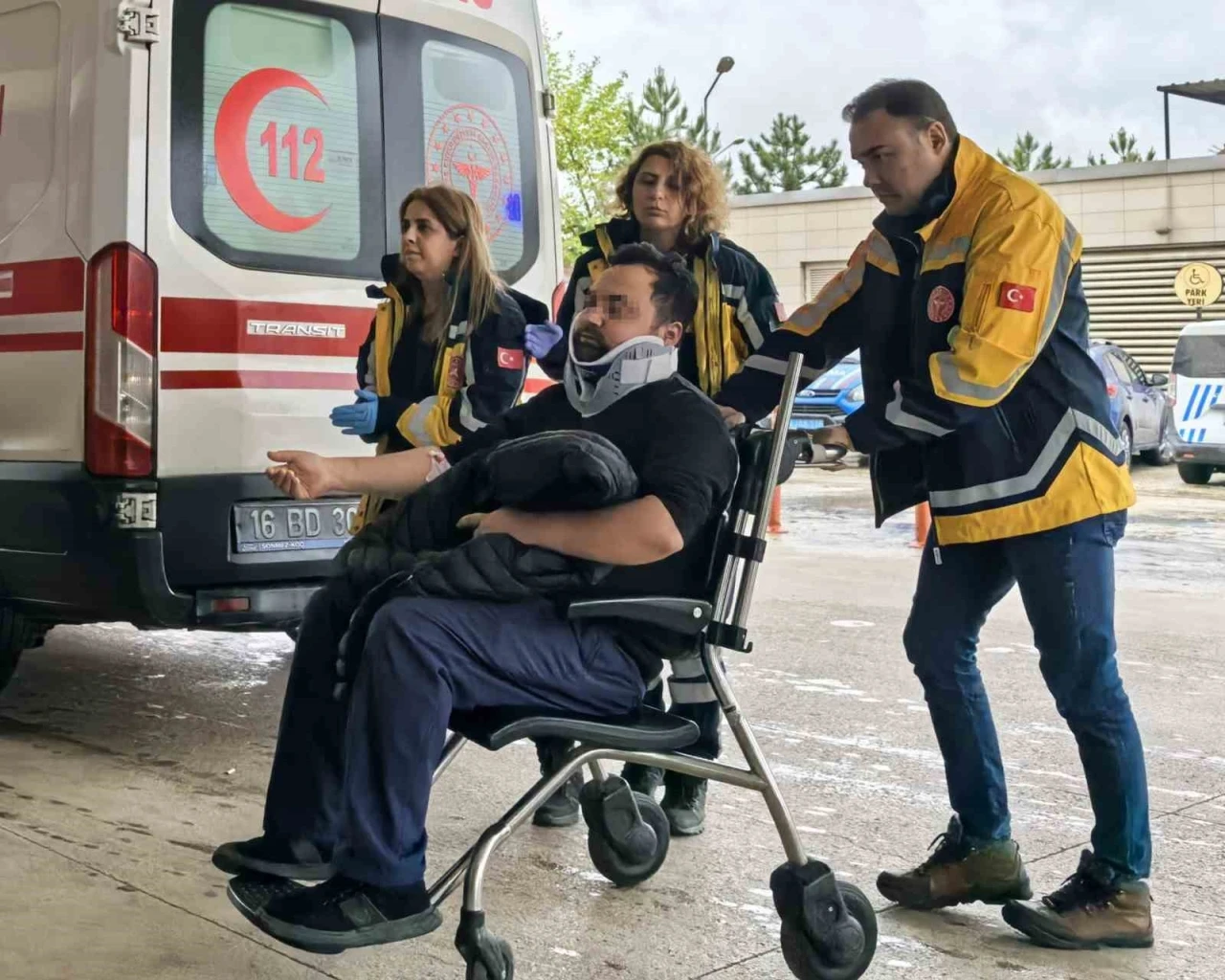 İnegöl’de yağışta kayan otomobil kamyona çarptı: 1 yaralı

