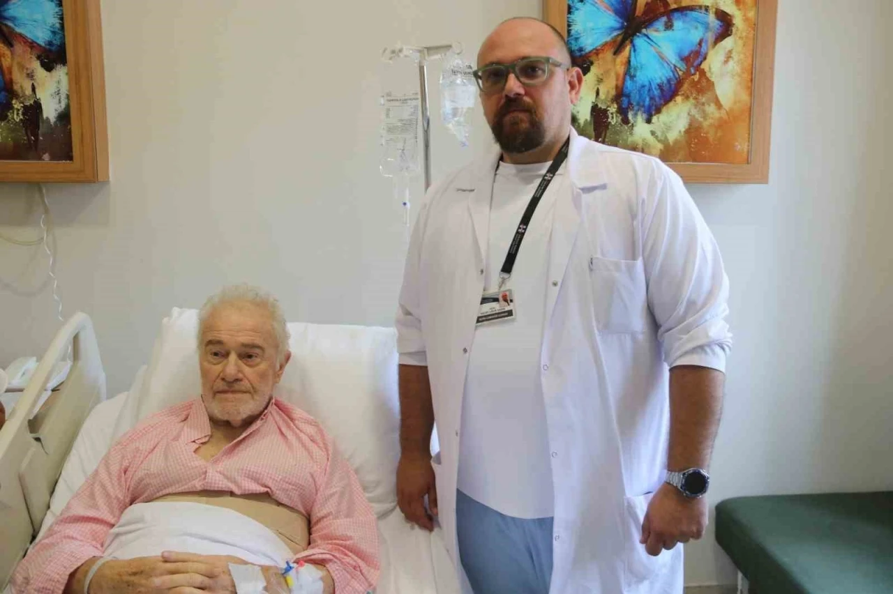 İngiliz hasta, Fethiye’de ’Kapalı Omurga Tümörü’ operasyonuyla sağlığına kavuştu
