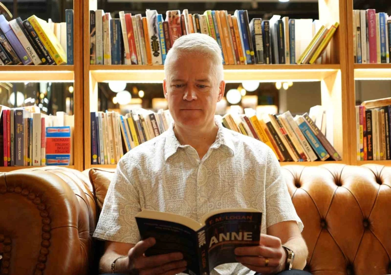 İngiliz yazar T.M. Logan, İstanbul’da okuyucularıyla bir araya geldi
