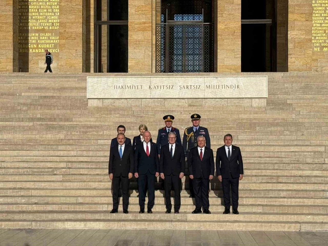 İngiltere Başbakanı Starmer, Anıtkabir’i ziyaret etti
