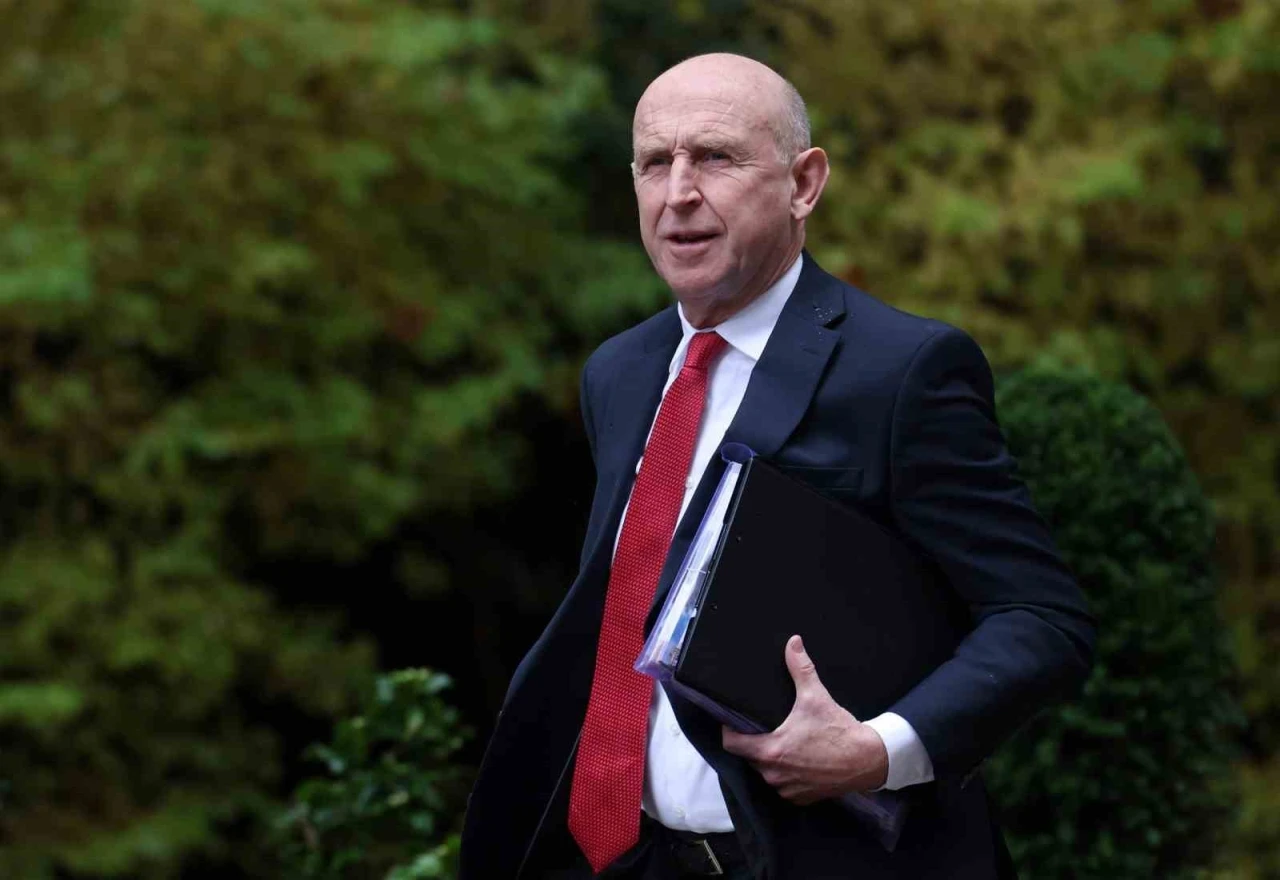 İngiltere Savunma Bakanı Healey: &quot;Rus casus gemisi, İngiltere sularının sınırında&quot;
