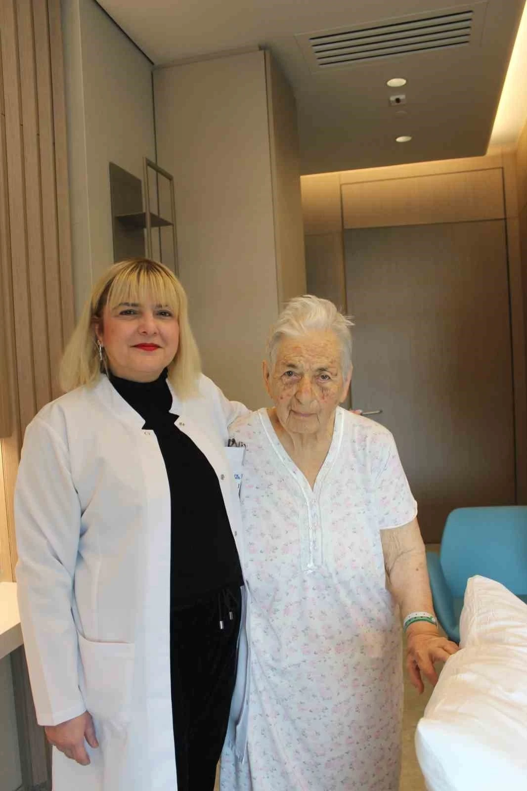 İnme ge&ccedil;iren 93 yaşındaki hasta akut tedaviyle ayağa kalktı
