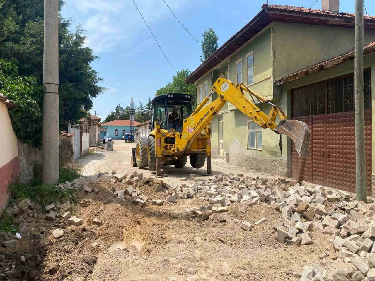 İn&ouml;n&uuml;&rsquo;de bozulan yollar yenileniyor
