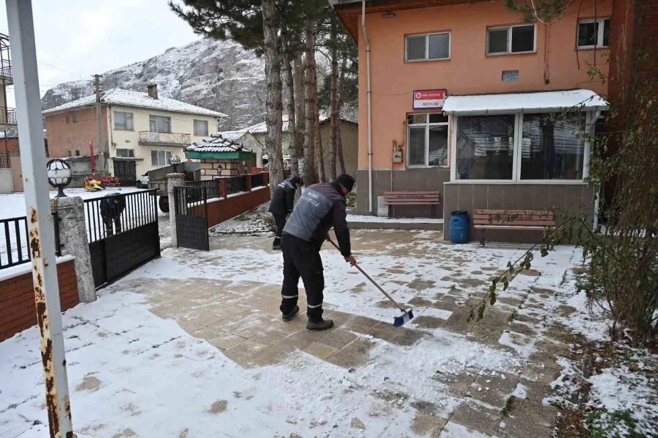 İn&ouml;n&uuml;&rsquo;de cami ve kaldırımlarda kış tedbirleri
