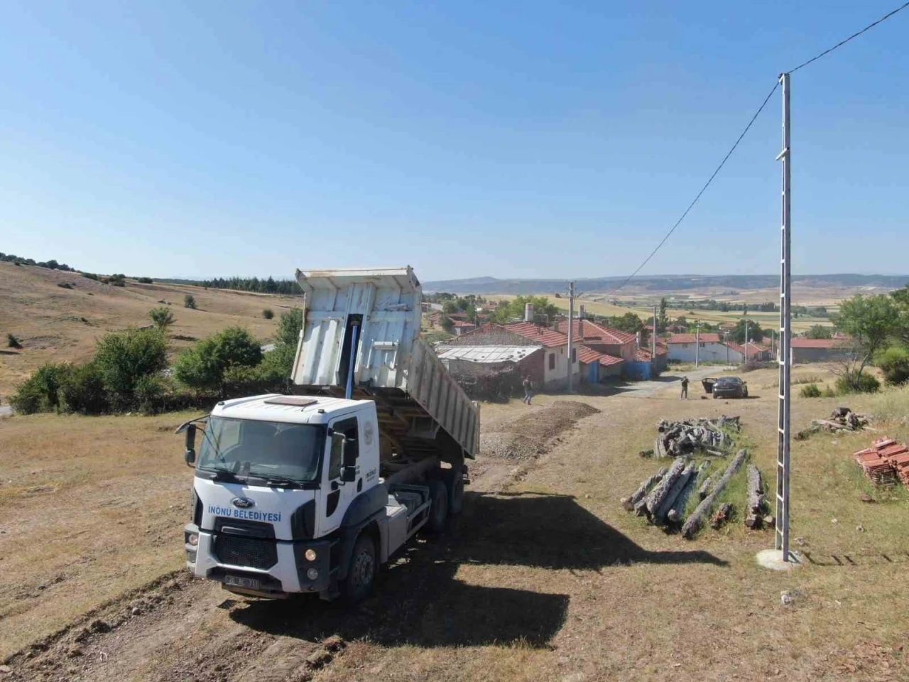 İnönü’de dış mahalle yolları yapımı devam ediyor
