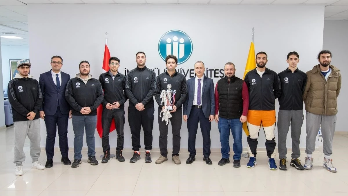 İn&ouml;n&uuml; &Uuml;niversitesi Basketbol takımı şampiyon oldu
