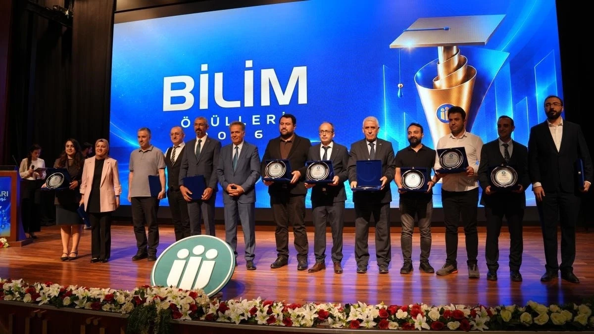 İn&ouml;n&uuml; &Uuml;niversitesi&rsquo;nde başarı &ouml;d&uuml;lleri sahiplerini buldu
