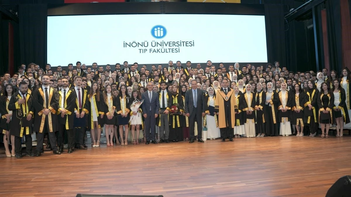 İn&ouml;n&uuml; &Uuml;niversitesi Tıp Fak&uuml;ltesi&rsquo;nde mezuniyet coşkusu
