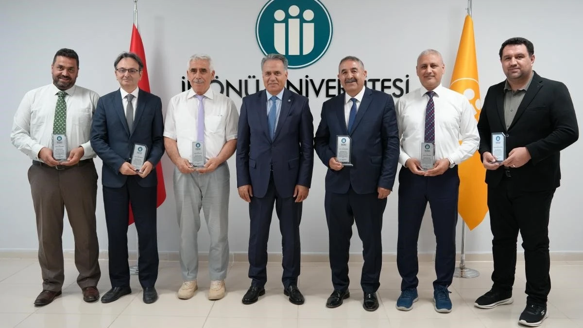 İn&ouml;n&uuml; &Uuml;niversitesinde başarılı akademisyenlere araştırma performansı plaketi

