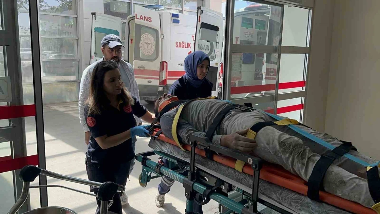 İnşaat iskelesi çöktü: 2 yaralı
