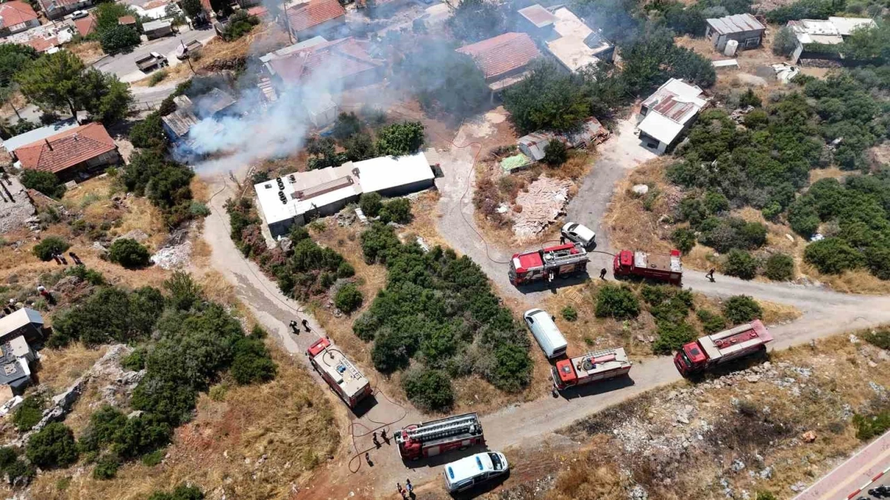 İnşaat malzemelerinin bulunduğu baraka alevlere teslim oldu
