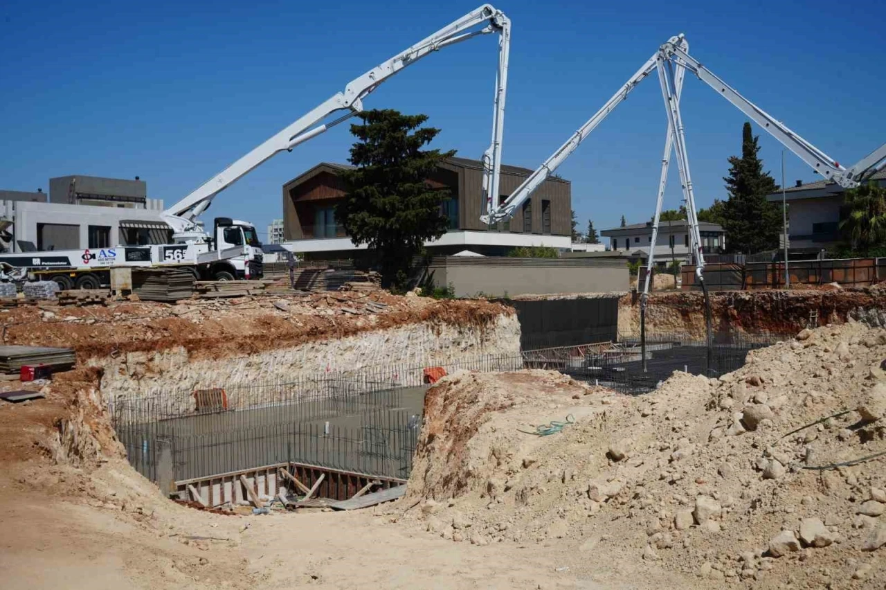 İnşaat şantiyesinde g&ouml;&ccedil;&uuml;k: 2 iş&ccedil;i yaralandı
