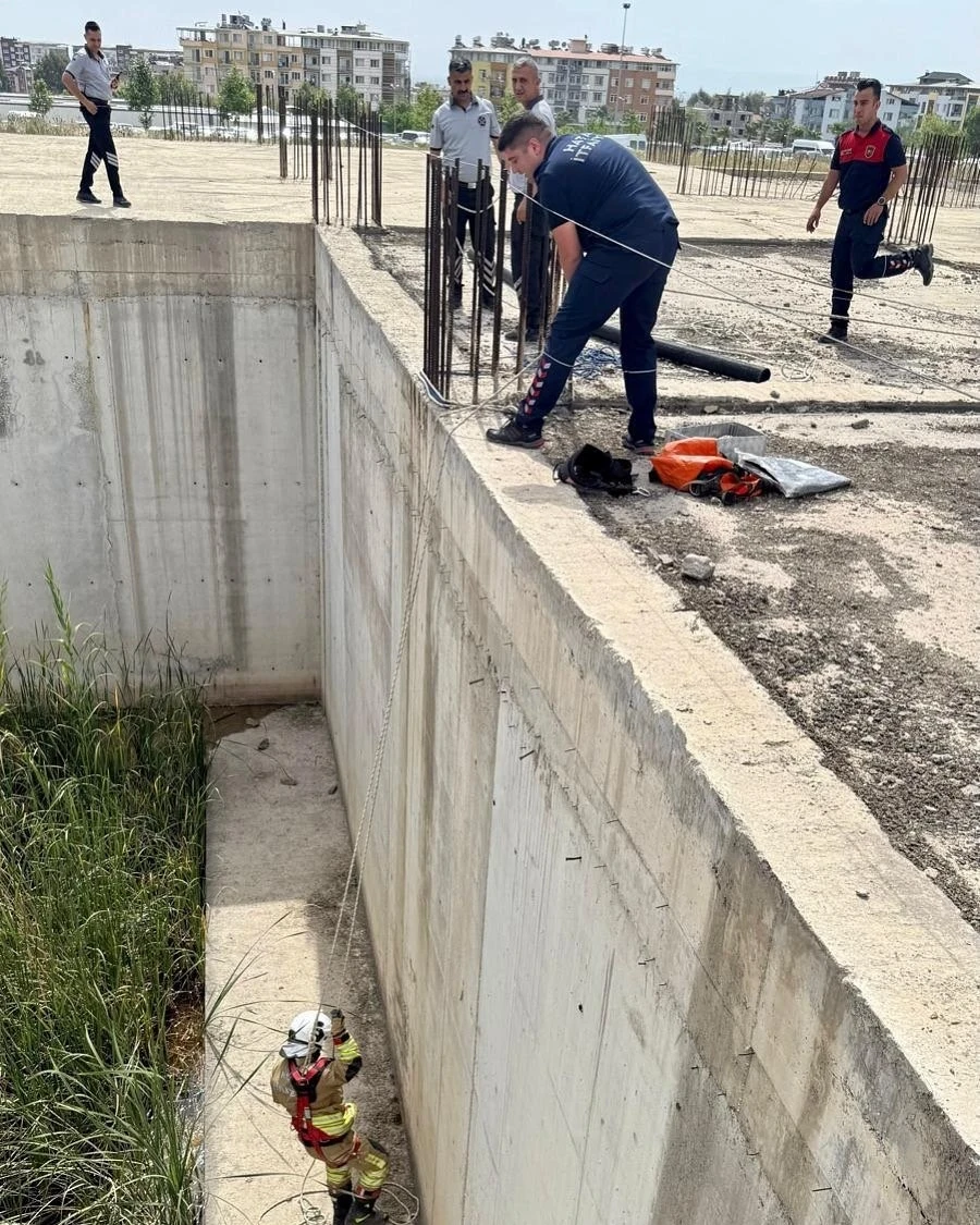 İnşaat temelinde mahsur kalan kediyi itfaiye kurtardı
